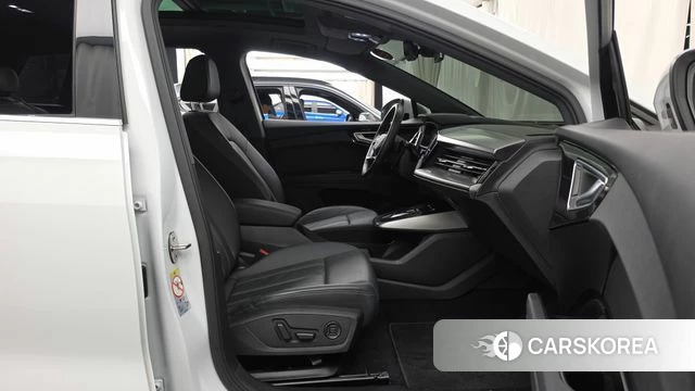Audi Q4 e-Tron (F4) 2022 Белый из Кореи, фото 2
