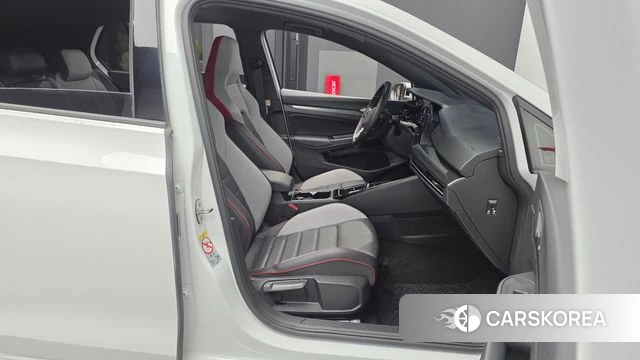 Volkswagen Golf 8th Generation 2024 Белый из Кореи, фото 2