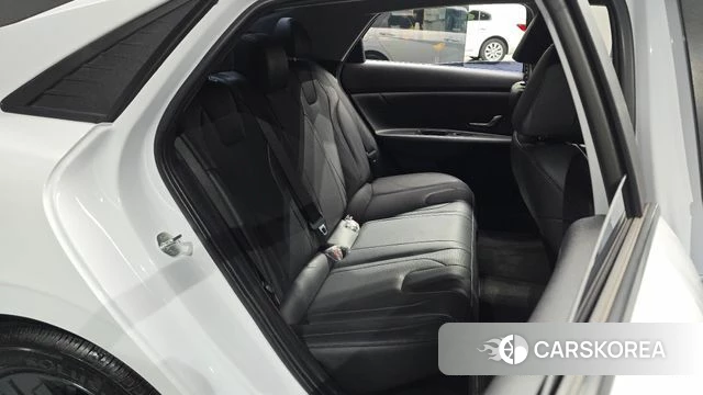 Hyundai Avante Hybrid (CN7) 2023 Белый из Кореи, фото 2