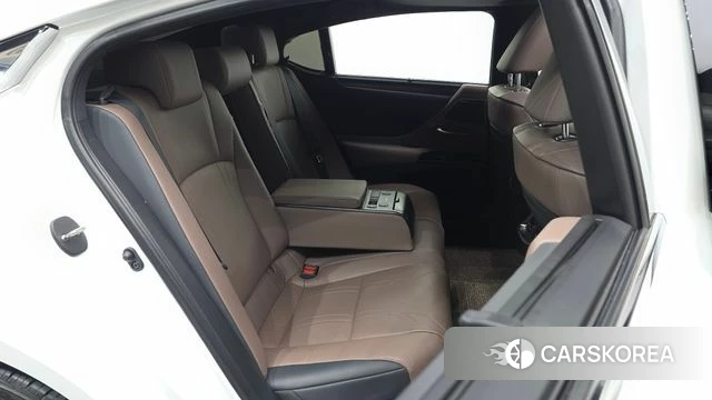 Lexus ES300h 7th generation 2025 Белый из Кореи, фото 2