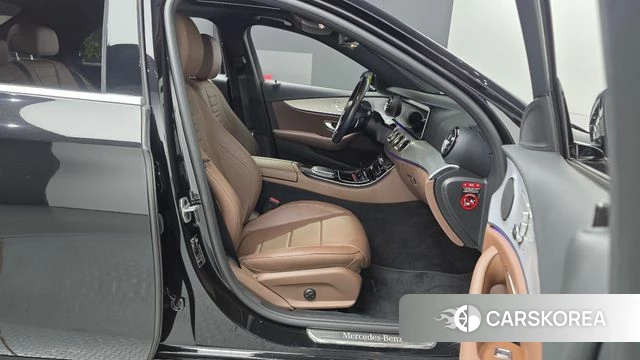 Mercedes-Benz E-Class W213 2020 Черный из Кореи, фото 2