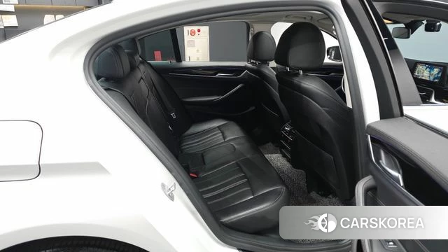 BMW 5 Series (G30) 2019 Белый из Кореи, фото 2