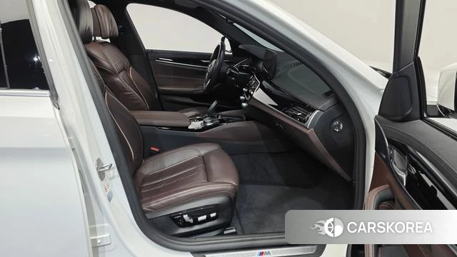 BMW 5 Series (G30) 2021 Белый из Кореи, фото 2
