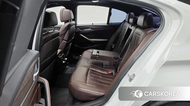 BMW 5 Series (G30) 2018 Белый из Кореи, фото 2