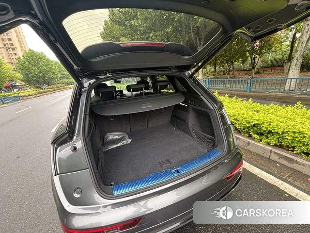 Audi Q5L 2023 Темно-серый из Китая, фото 2