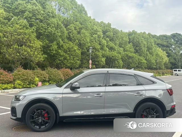 Audi Q5L 2021 Темно-серый из Китая, фото 2