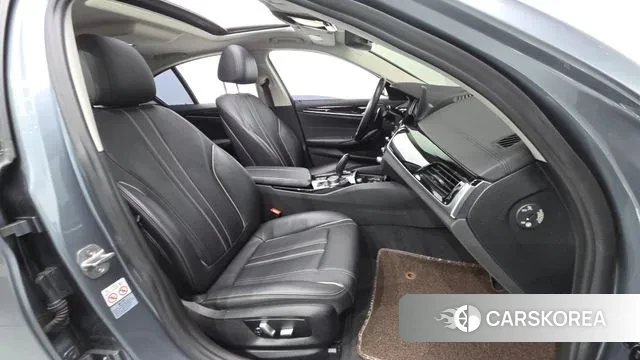 BMW 5 Series (G30) 2018 Серебристо-серый из Кореи, фото 2