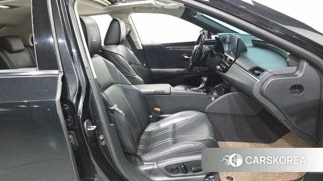 Lexus ES300h 7th generation 2022 Черный из Кореи, фото 2