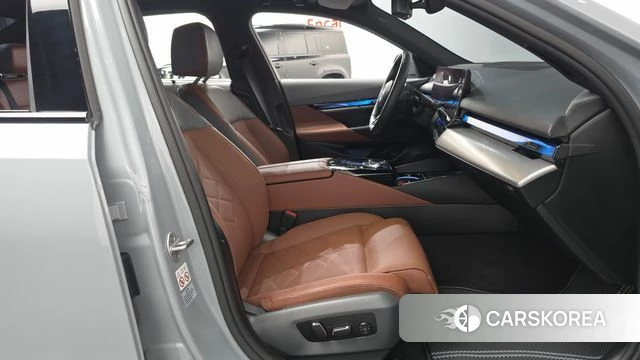 BMW 5 Series (G60) 2024 Серебристо-серый из Кореи, фото 2
