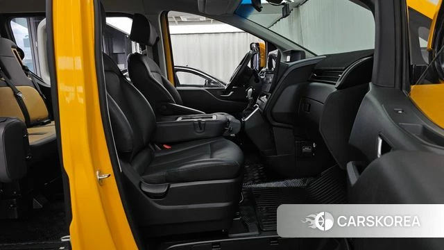 Hyundai Staria 2023 Желтый из Кореи, фото 2