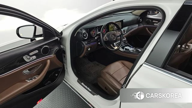 Mercedes-Benz E-Class W213 2018 Белый из Кореи, фото 2