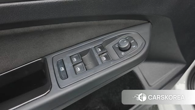 Volkswagen Golf 8th Generation 2023 Белый из Кореи, фото 2