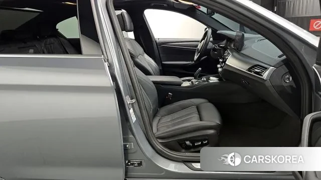 BMW 5 Series (G30) 2023 Серебристо-серый из Кореи, фото 2