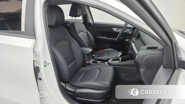 Kia The New K3 2nd generation 2023 Белый из Кореи, фото 2