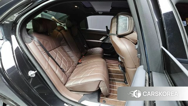 BMW 7 Series (G70) 2023 Черный из Кореи, фото 2