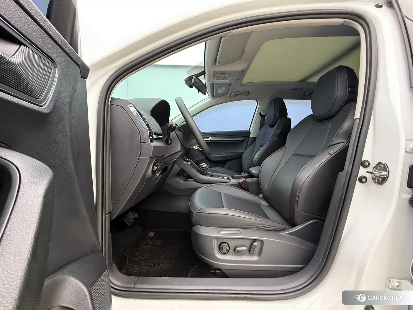 Skoda Karoq 2023 Белый из Китая, фото 2