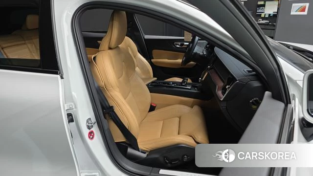 Volvo V60 Cross-Country 2nd Generation 2021 Белый из Кореи, фото 2