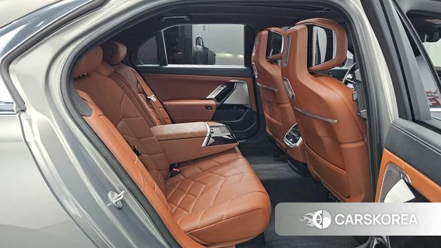 BMW 7 Series (G70) 2025 Серебристо-серый из Кореи, фото 2