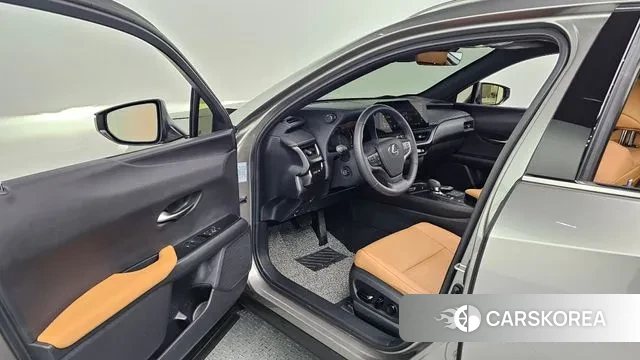 Lexus UX300h 2025 Серый из Кореи, фото 2