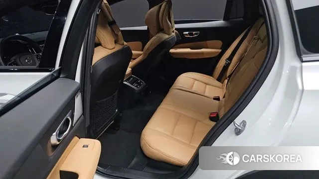 Volvo V60 Cross-Country 2nd Generation 2023 Белый из Кореи, фото 2