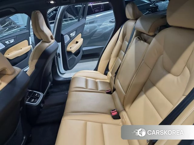 Volvo V60 Cross-Country 2nd Generation 2023 Белый из Кореи, фото 2