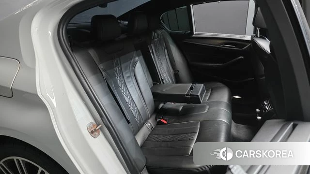 BMW 5 Series (G30) 2018 Белый из Кореи, фото 2