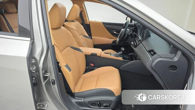 Lexus ES300h 7th generation 2024 Серебристо-серый из Кореи, фото 2
