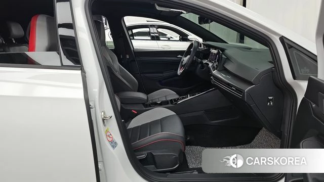 Volkswagen Golf 8th Generation 2023 Белый из Кореи, фото 2