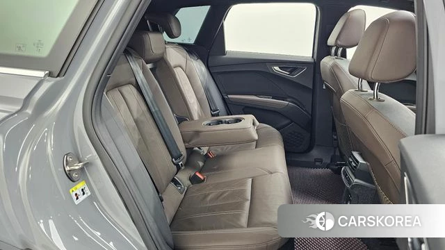 Audi Q4 e-Tron (F4) 2023 Серебристо-серый из Кореи, фото 2
