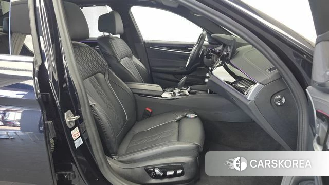 BMW 5 Series (G30) 2023 Черный из Кореи, фото 2