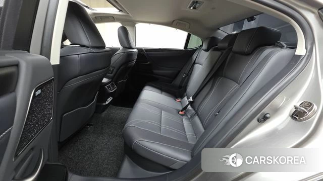 Lexus ES300h 7th generation 2023 Песочный из Кореи, фото 2