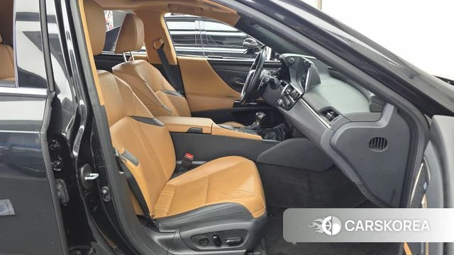 Lexus ES300h 7th generation 2022 Черный из Кореи, фото 2