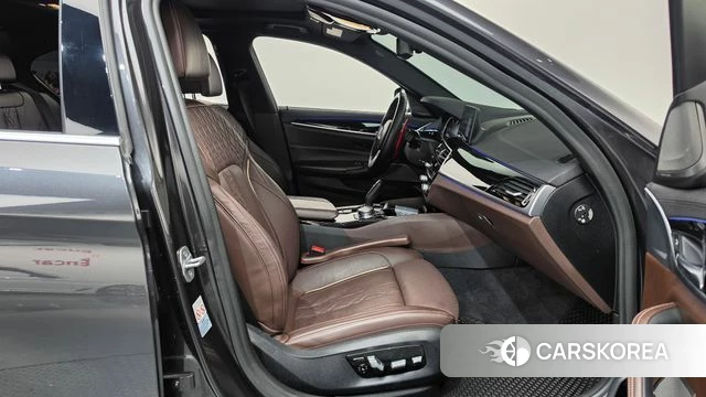 BMW 5 Series (G30) 2018 Серый из Кореи, фото 2