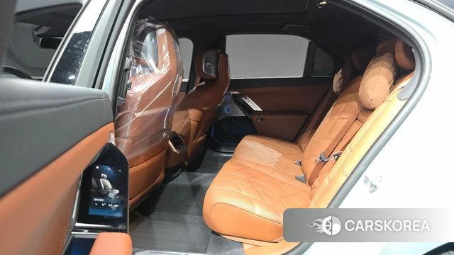 BMW 7 Series (G70) 2024 Светло-серебряный цвет из Кореи, фото 2