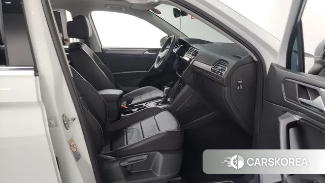 Volkswagen Tiguan Allspace 2022 Белый из Кореи, фото 2