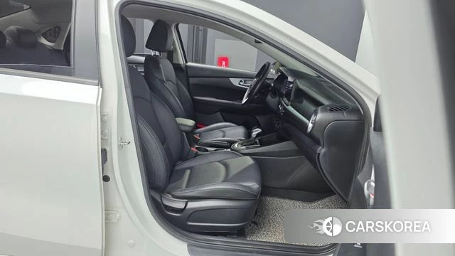 Kia The New K3 2nd generation 2021 Белый из Кореи, фото 2