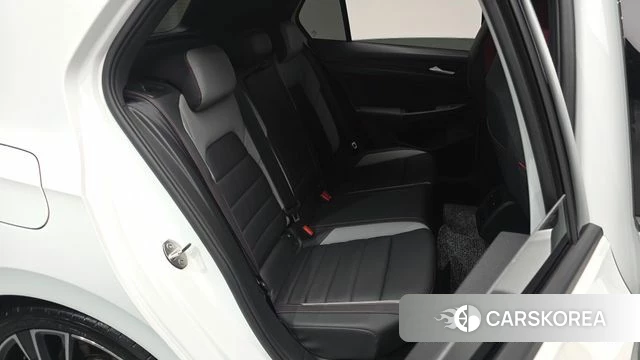 Volkswagen Golf 8th Generation 2023 Белый из Кореи, фото 2