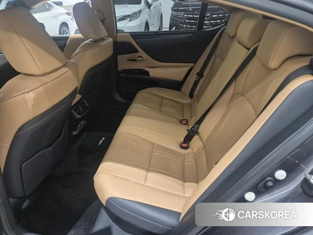 Lexus ES300h 7th generation 2023 Серый из Кореи, фото 2