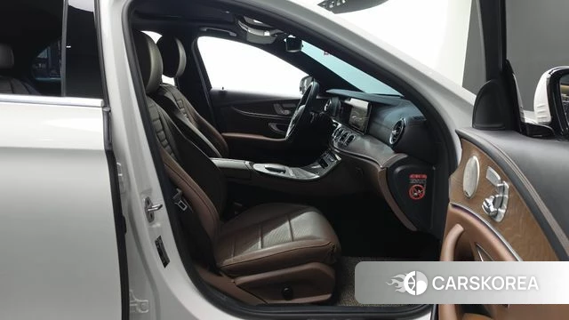 Mercedes-Benz E-Class W213 2023 Белый из Кореи, фото 2