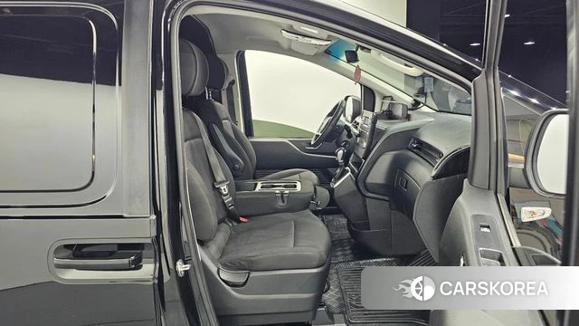 Hyundai Staria 2023 Черный из Кореи, фото 2