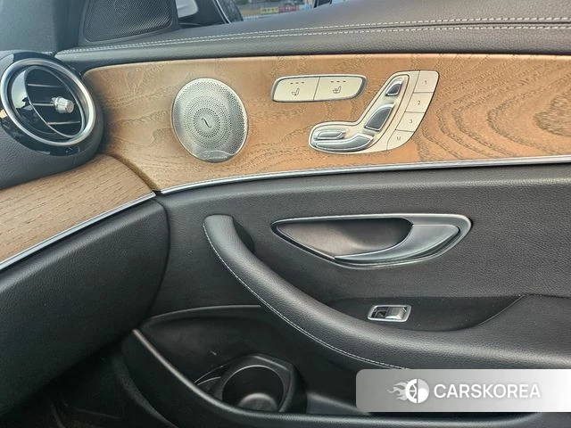 Mercedes-Benz E-Class W213 2022 Белый из Кореи, фото 2