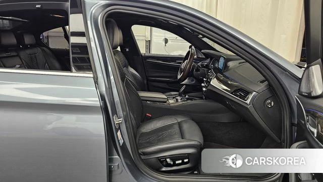 BMW 5 Series (G30) 2018 Серый из Кореи, фото 2
