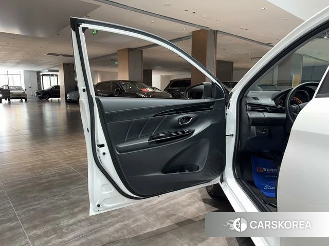 Toyota Yaris L 2023 Белый из Китая, фото 2