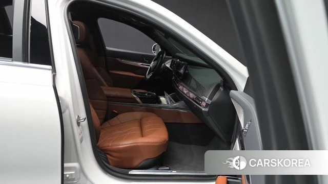 BMW 7 Series (G70) 2023 Белый из Кореи, фото 2