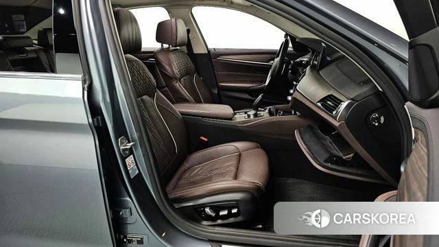BMW 5 Series (G30) 2018 Серебристо-серый из Кореи, фото 2