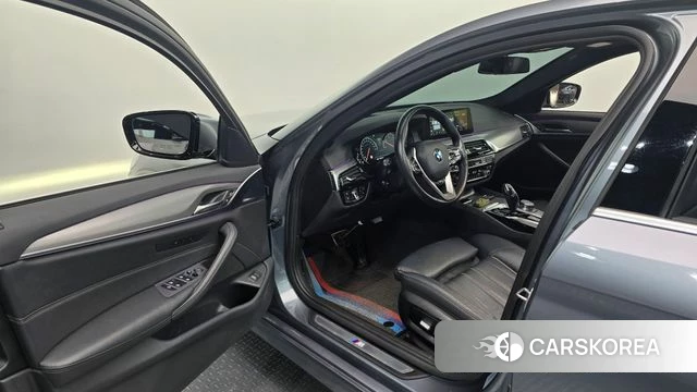 BMW 5 Series (G30) 2018 Серый из Кореи, фото 2