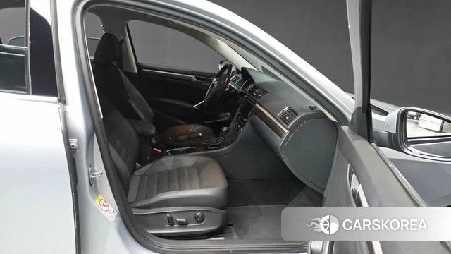 Volkswagen The New Passat 2018 Серебристо-серый из Кореи, фото 2