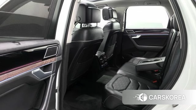 Volkswagen Touareg 3rd generation 2024 Белый из Кореи, фото 2