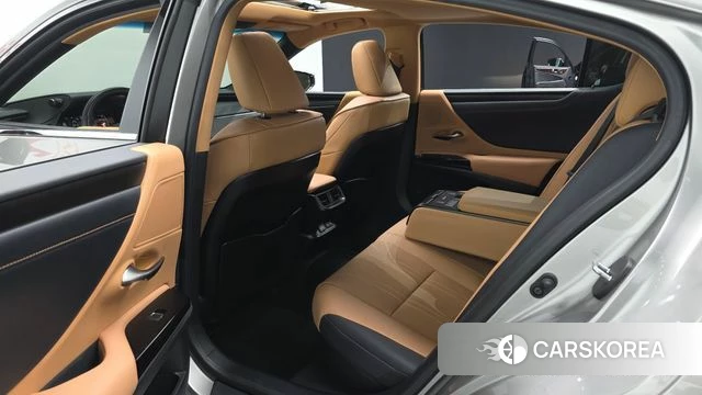 Lexus ES300h 7th generation 2023 Песочный из Кореи, фото 2