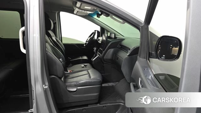 Hyundai Staria 2023 Серебристо-серый из Кореи, фото 2
